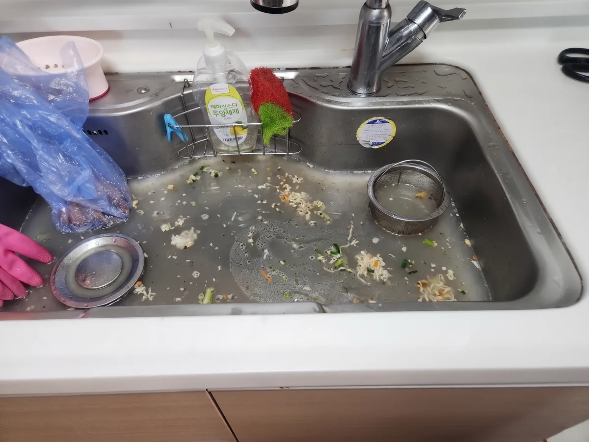 작업 전, 음식물 찌꺼기로 막혀 물이 고인 싱크대