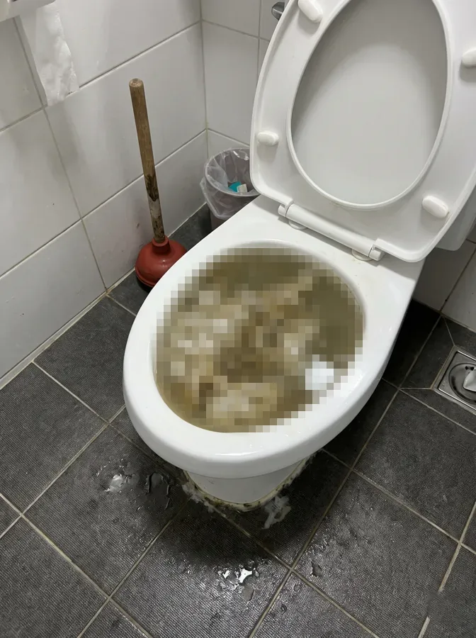 오물과 휴지가 가득 차 막힌 변기